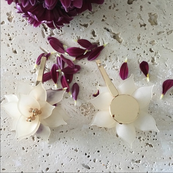 IVORY FLOWER STUD EARRINGS (A17) - Picture 2 of 3